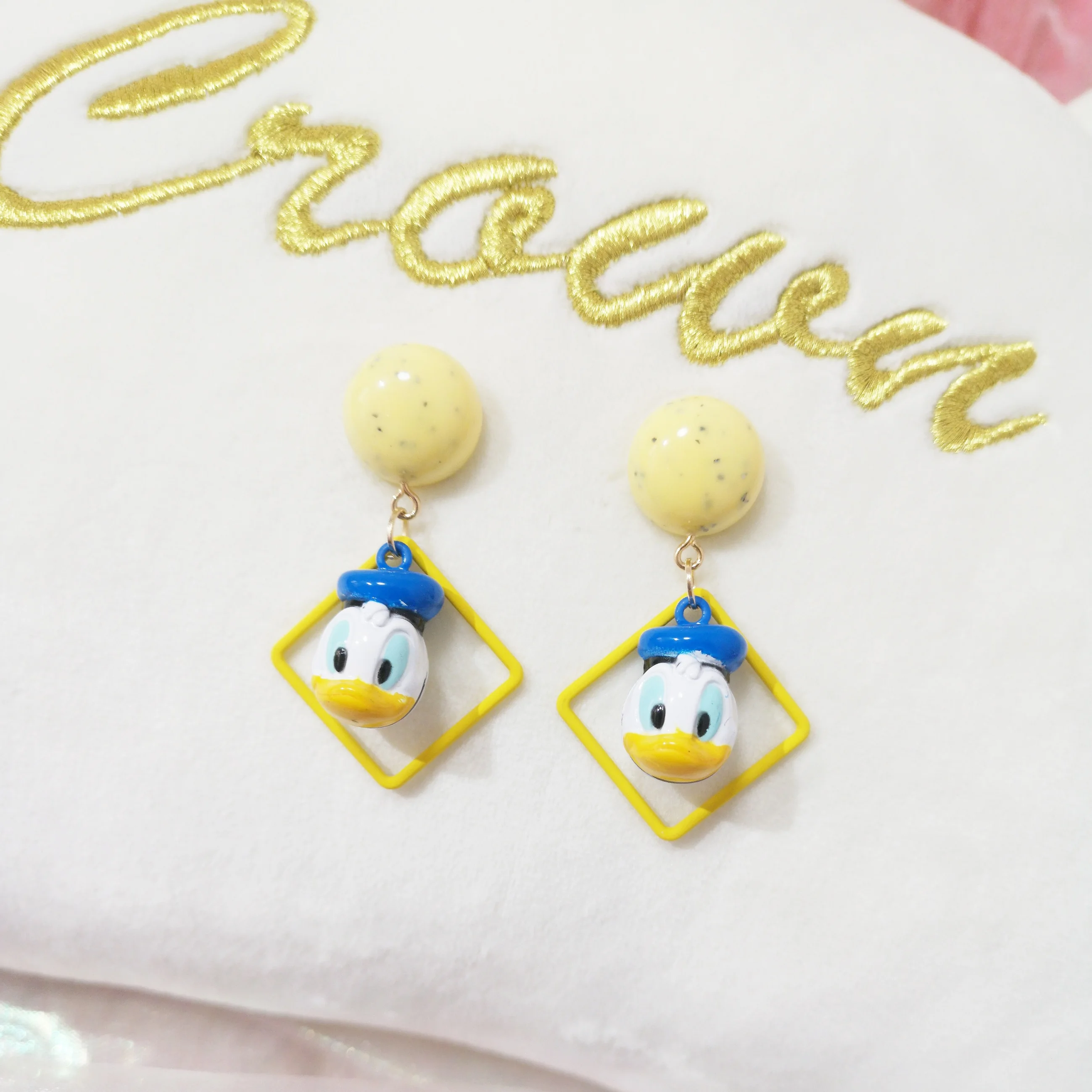 

Girl cute Donald Duck Net red explosion geometric frame ageing wild earless ear clip earrings