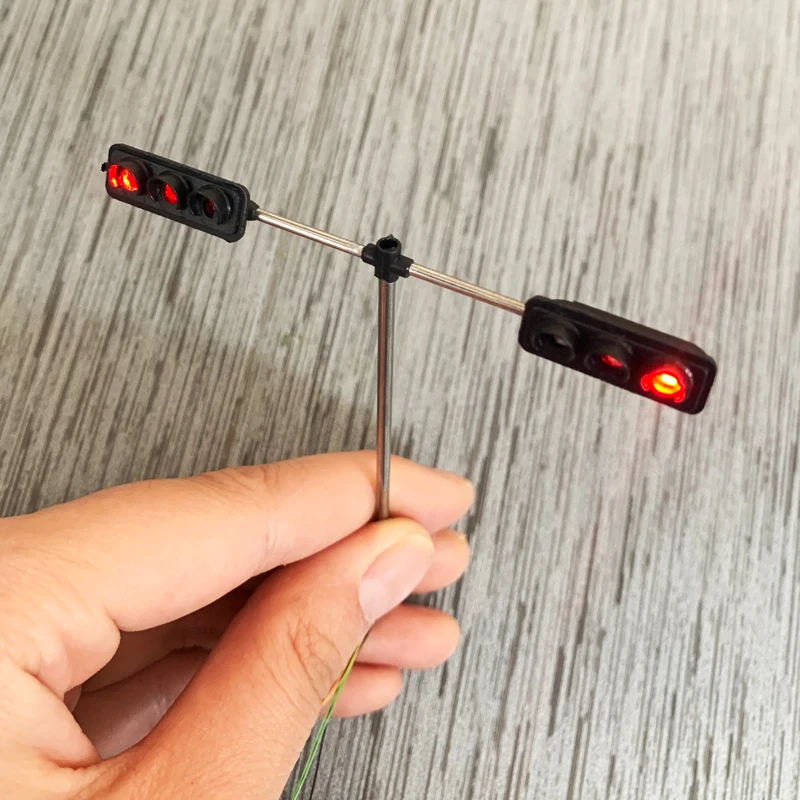 2 PCS HO Scale Model Traffic Lights Operating Pole Mount Overhead Traffic Lights with Controller Train 4
