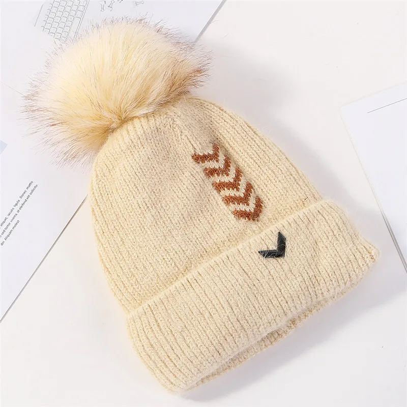 JIUCE025 новые зимние толстые вязанные шапочки Skullies теплые помпоны вышивка металлический логотип вязаные шапочки Кепка