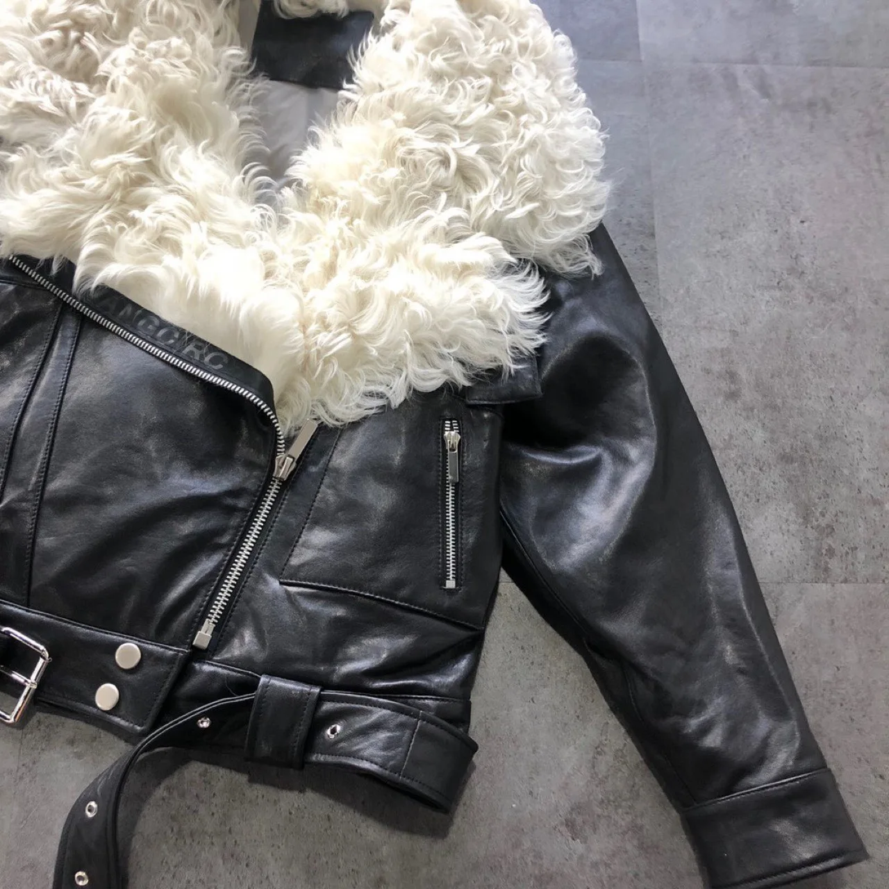 Новая модная женская натуральная кожа пуховик мотоциклетная байкерская куртка овчина шерстяная куртка с мехом короткая черная s m l