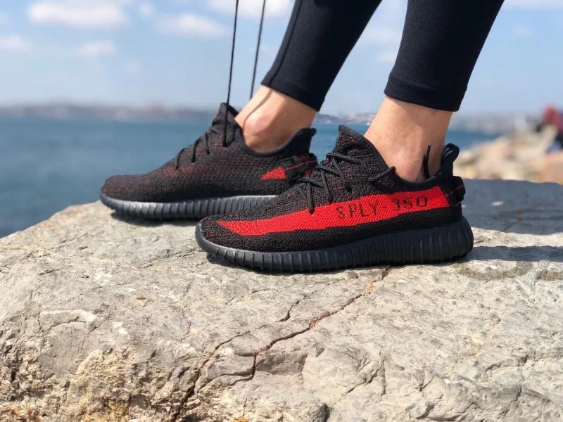 Черные и красные кроссовки с принтом "Адидас Yeezy 350"