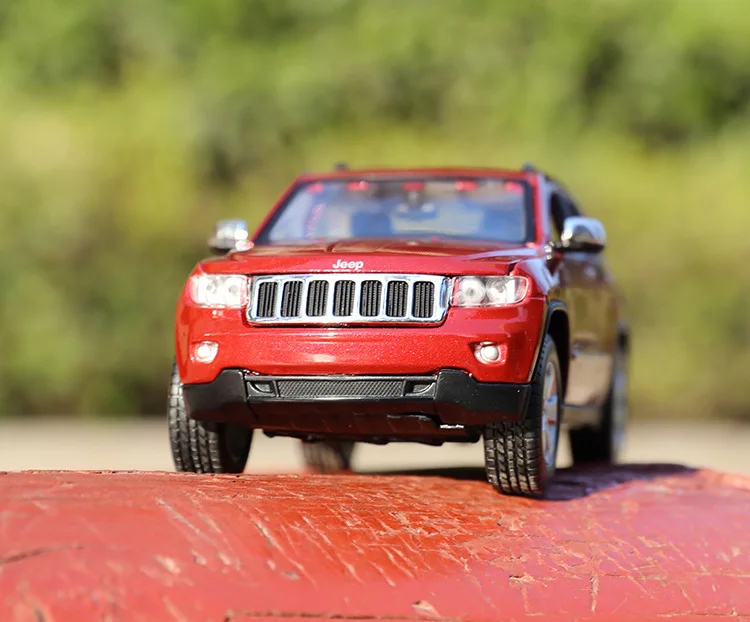 

Maisto Original Factory Model Alloy Car Model 1: 24 Jeep Grand Cherokee Off-road Car Model