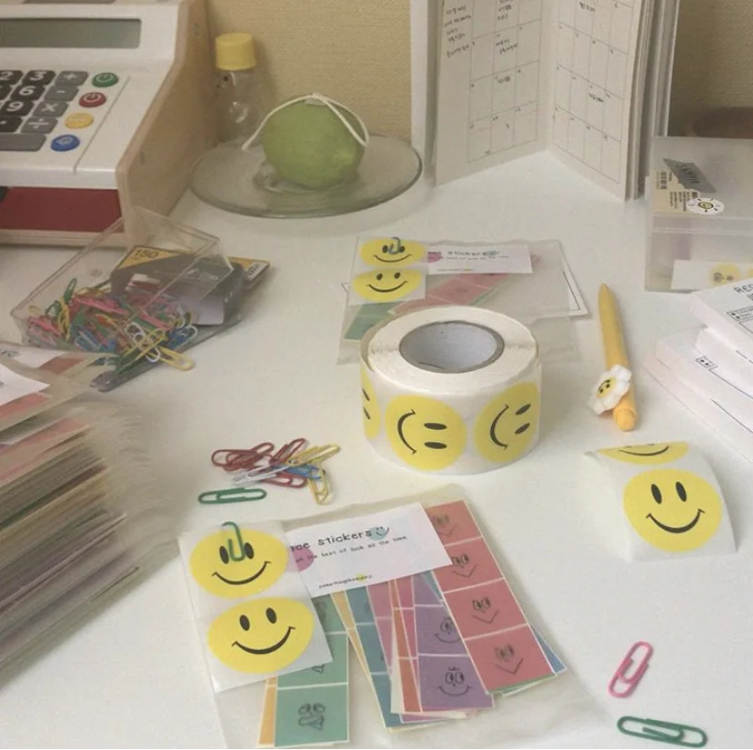 

500 Sheets Circular Smile Face Decorative Stickers Tape Student Creative Sticker Hand Account Cute Labels Sticker Stationery