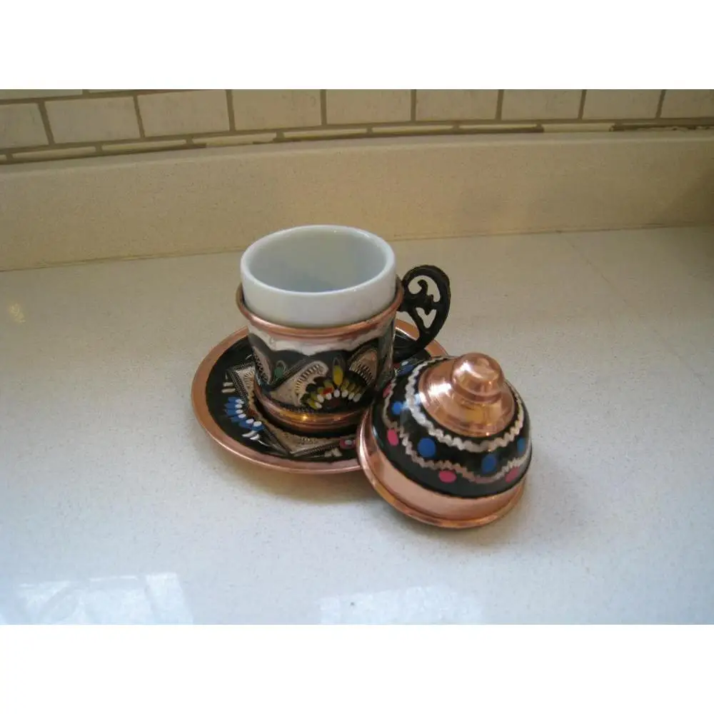 Традиционный медный кофе и кофейная чашка в османском стиле блюдце фарфоре