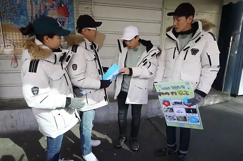 Южная Корея Бегущий человек Runningman армейская рабочая одежда пуховик мужской средней длины толстые пары знаменитостей мужчин и женщин