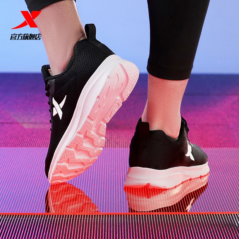 

2020 summer new mesh surface breathable light running shoes soft sole black and white shock absorption running shoes