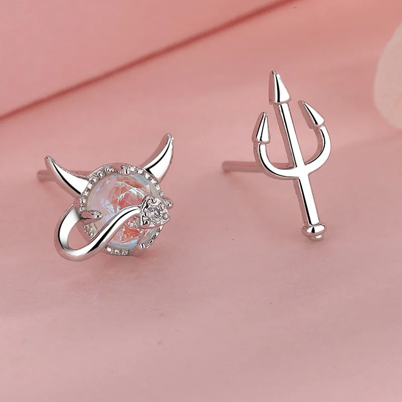 Серьги гвоздики женские Асимметричные из серебра с лунным