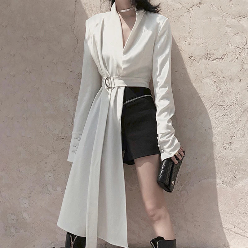 TWOTWINSTYLE белая Асимметричная куртка для женщин, v-образный вырез, длинный рукав, высокая талия, с поясом, пальто, женская модная одежда, Новинка