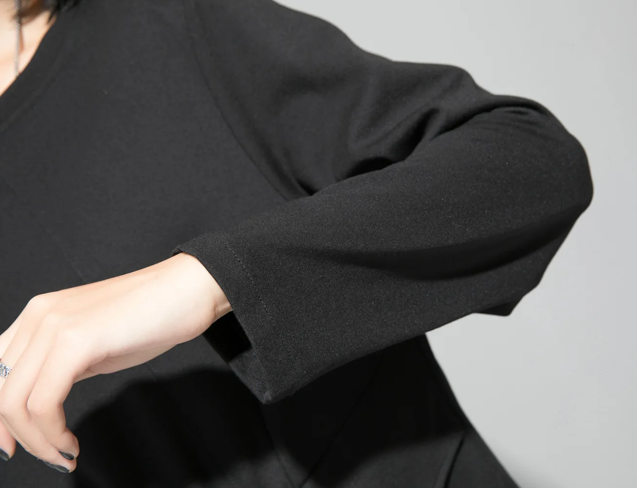 [EAM] Женская Черная Асимметричная свободная футболка с разрезом, новая модная футболка с круглым вырезом и длинным рукавом, весна-осень, 1D734