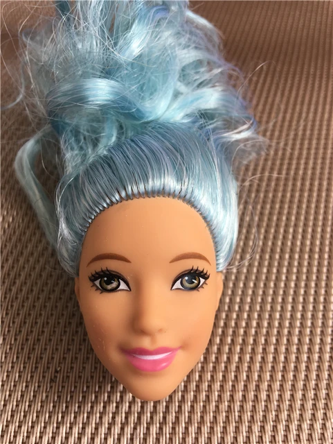 Linda boneca havaiana com cabelo azul e roupa colorida de