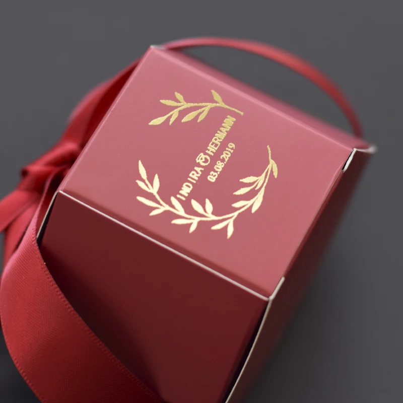 100pcs Свадебный подарок пользовательские имя, дата красного цвета в европейском стиле с шестигранной головкой конфетная коробка с лентой индивидуальный свадебный подарок коробки для гостей