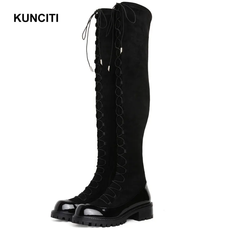 Black KUNCITI/красивые высокие сапоги до бедра на толстой подошве; женские теплые сапоги в жокейском стиле на среднем каблуке с квадратным носком; обувь в гладиаторском стиле на шнуровке; B935 - Цвет: Black