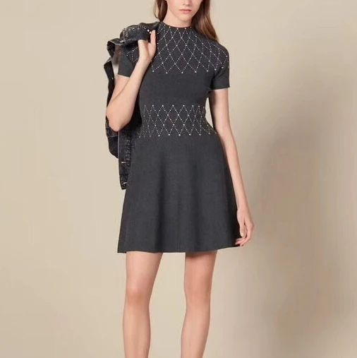 

2019 autumn and winter new half-high collar hot pearl beaded short-sleeved slim solid color knit dress