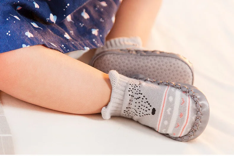 Первые ходунки для маленьких мальчиков и девочек; обувь для новорожденных; нескользящие кроссовки с рисунками животных для малышей; нескользящая обувь для детей от 0 до 24 месяцев