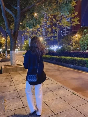 Женская Весенняя и осенняя Модная брендовая Корейская стильная винтажная простая черная рубашка с карманом и длинным рукавом Женские повседневные свободные крутые рубашки