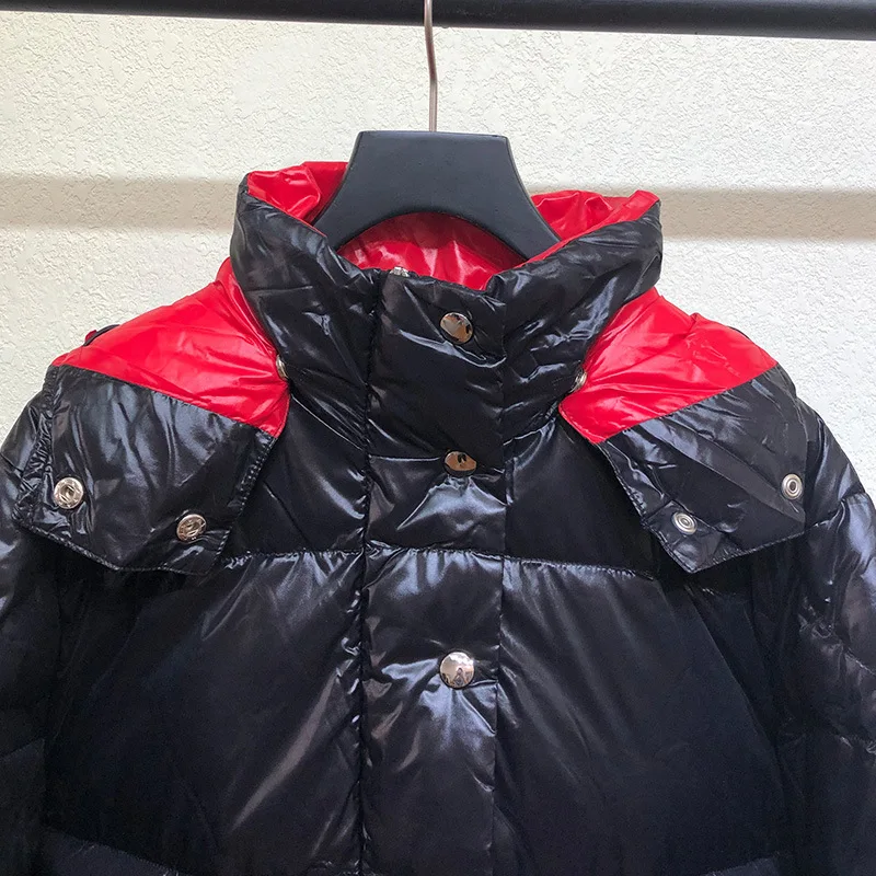 Пуховые пальто средней длины с капюшоном; свободная пуховая куртка с надписью