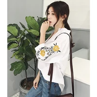 Blouses et chemises blanches décontractées à rayures et broderies florales pour femmes, hauts amples à manches trois quarts, col en V tendance 5