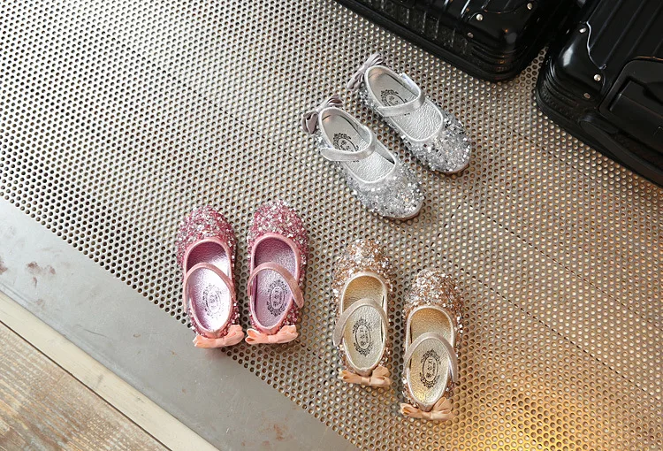 Новинка года; блестящие сандалии принцессы для детей; мягкая обувь для девочек; нескользящая обувь на низком каблуке; нарядные туфли; цвет розовый, серебристый, золотой