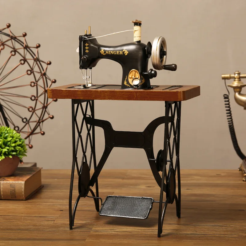 Classical Foot Sewing Machine Wrought Iron Model Mini Home Hand-operated Sewing Machine Photography Props Antique Nostalgia