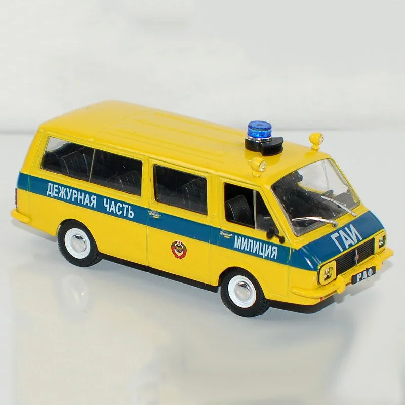 1/43 Alloy Russia Former Soviet Lough Passenger Car Toy Die Cast Metal RAF 22033 Police Ambulance Collection Toys - Цвет: Белый