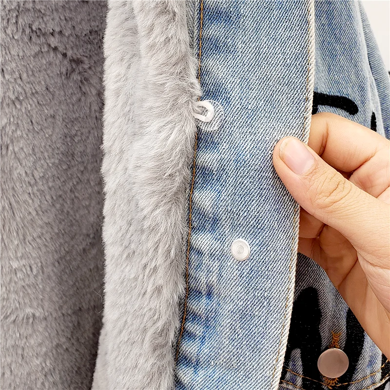 Зимняя джинсовая куртка со съемным большим меховым воротником и плюшевой подкладкой, женская Свободная джинсовая куртка с вышитыми буквами, пальто, женская верхняя одежда