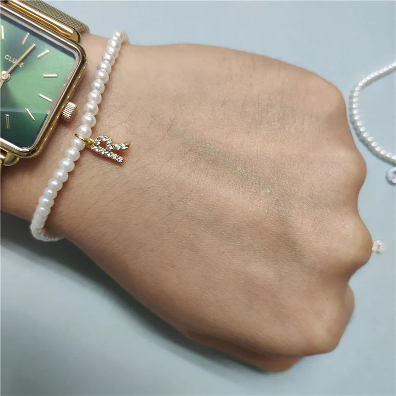 Белый cz проложили Крошечные золотые серебряные начальные 26 букв алфавита имя очаровательные браслеты с жемчужными бусинами для женщин подарок на день рождения и свадьбу