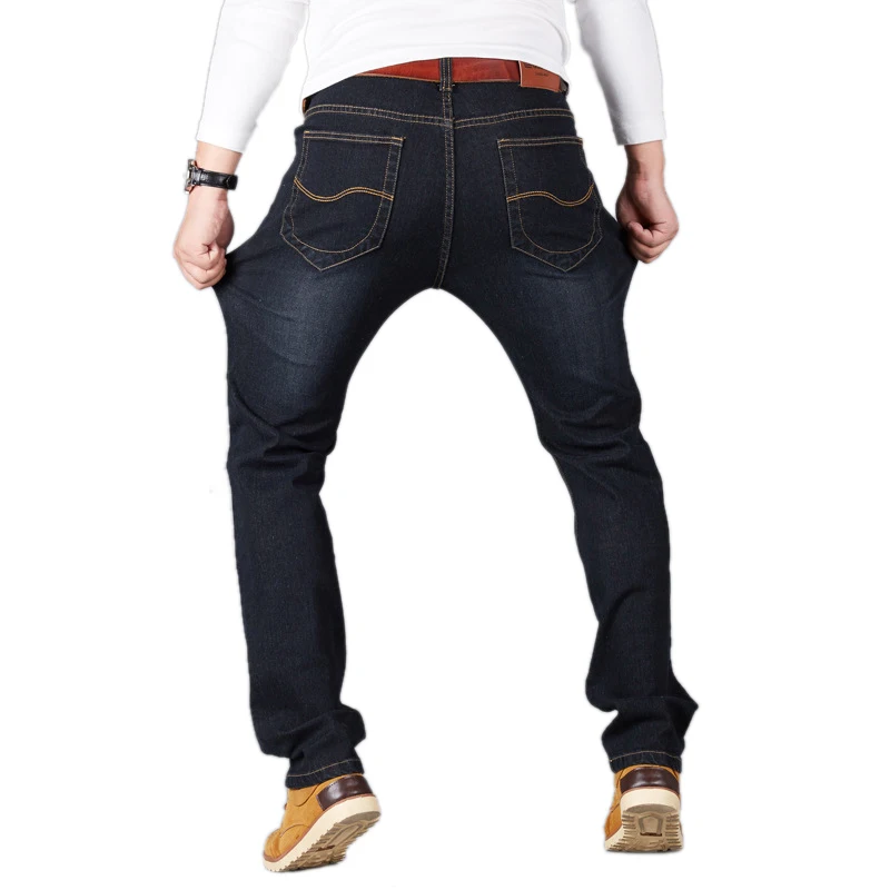 Baratos 28 50 pantalones de hombre de gran tamaño de estiramiento recto holgado pantalones de moda Casual negro azul Denim masculino Jeans de negocios clásico