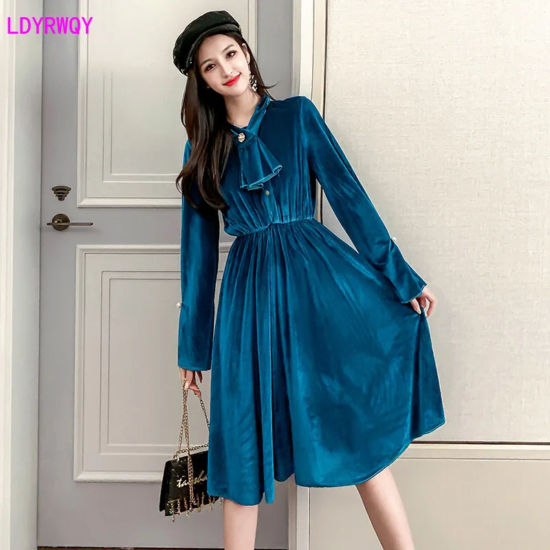 

2019 autumn and winter new women's Korean version of the temperament bow trumpet sleeves slim fashion velvet A word dress