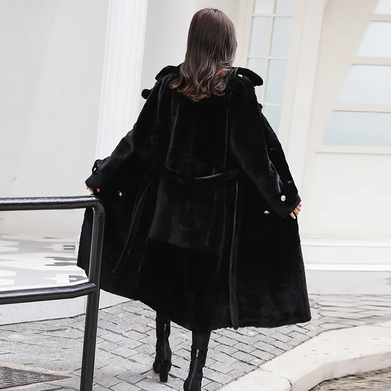 Рисунок 4 - Женское зимнее длинное пальто из натуральной овчины