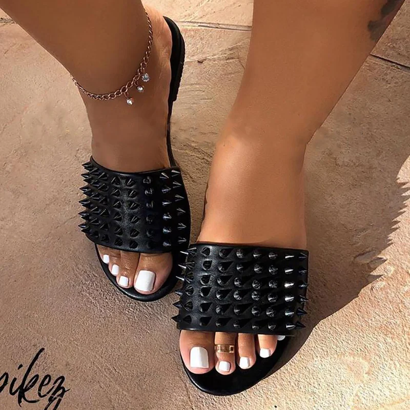 

Women slipper sexy Hawaiian slippers flat Rivet shoes women Outdoor sweat-absorbant summer shoes woman Designer shoes