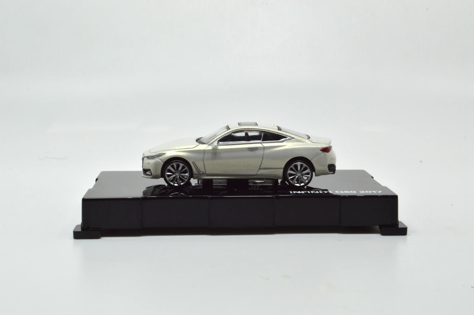 Модель Paudi 1/64 1: 64 весы Infiniti Q60 белый литье под давлением Модель автомобиля игрушки подарки для мальчиков и девочек