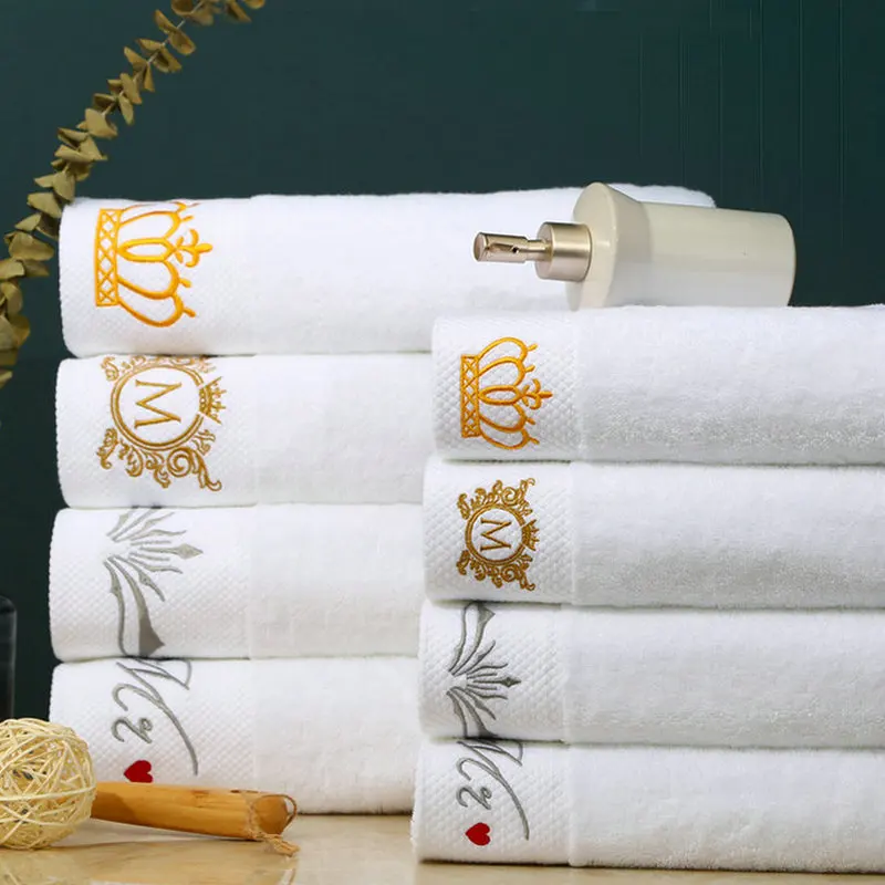 Serviette De Bain Vintage Cannon – Bourgogne – Coton Sculpté Floral – USA 60s