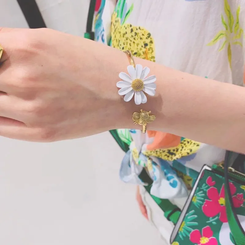 SHALOM◆SUPER DAISY SINGLE EARRING 花 韓国人気 Daisy bijou/ピアス イヤリング (✣ゴールドカラー金具