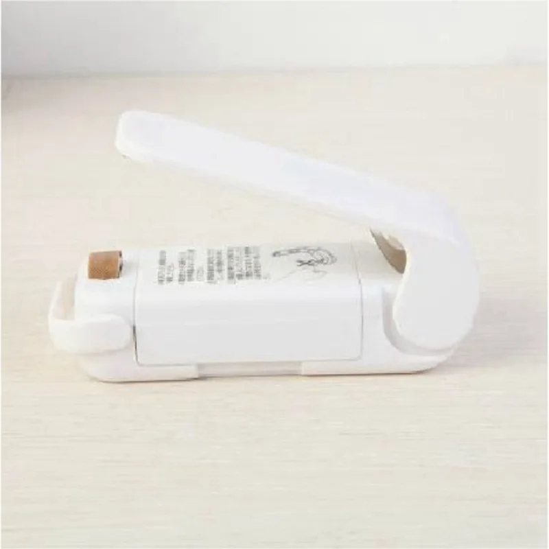 

Clips Handheld Mini Electric QuickDone Vacuum Food Sealer Plastic Bag Heat Sealing Snacks Sealer Machine White