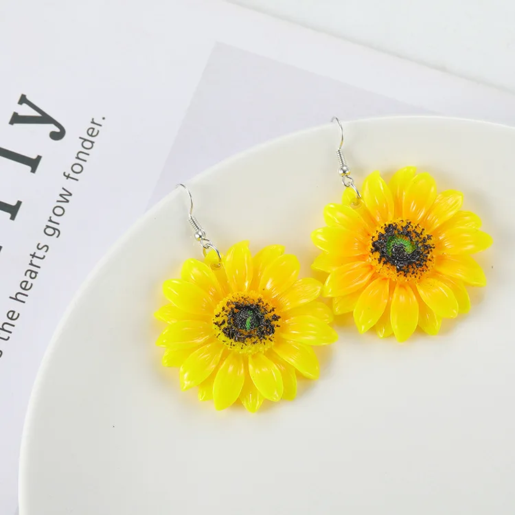 

2019 Beach Little Fresh Yellow Sunflower Petal Earrings Daisy Sun Flower Drop Stamen Ear Nail Earring Earring Lady
