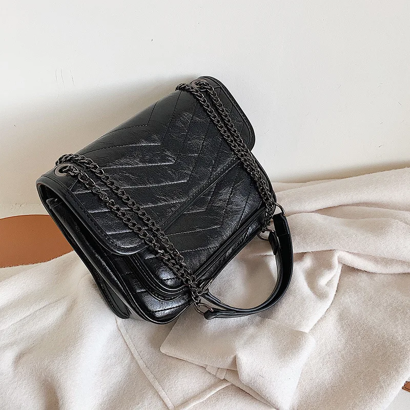 

style The new style Korean version of Baitao with texture and oblique bags is a fashionable one-shoulder square bag.