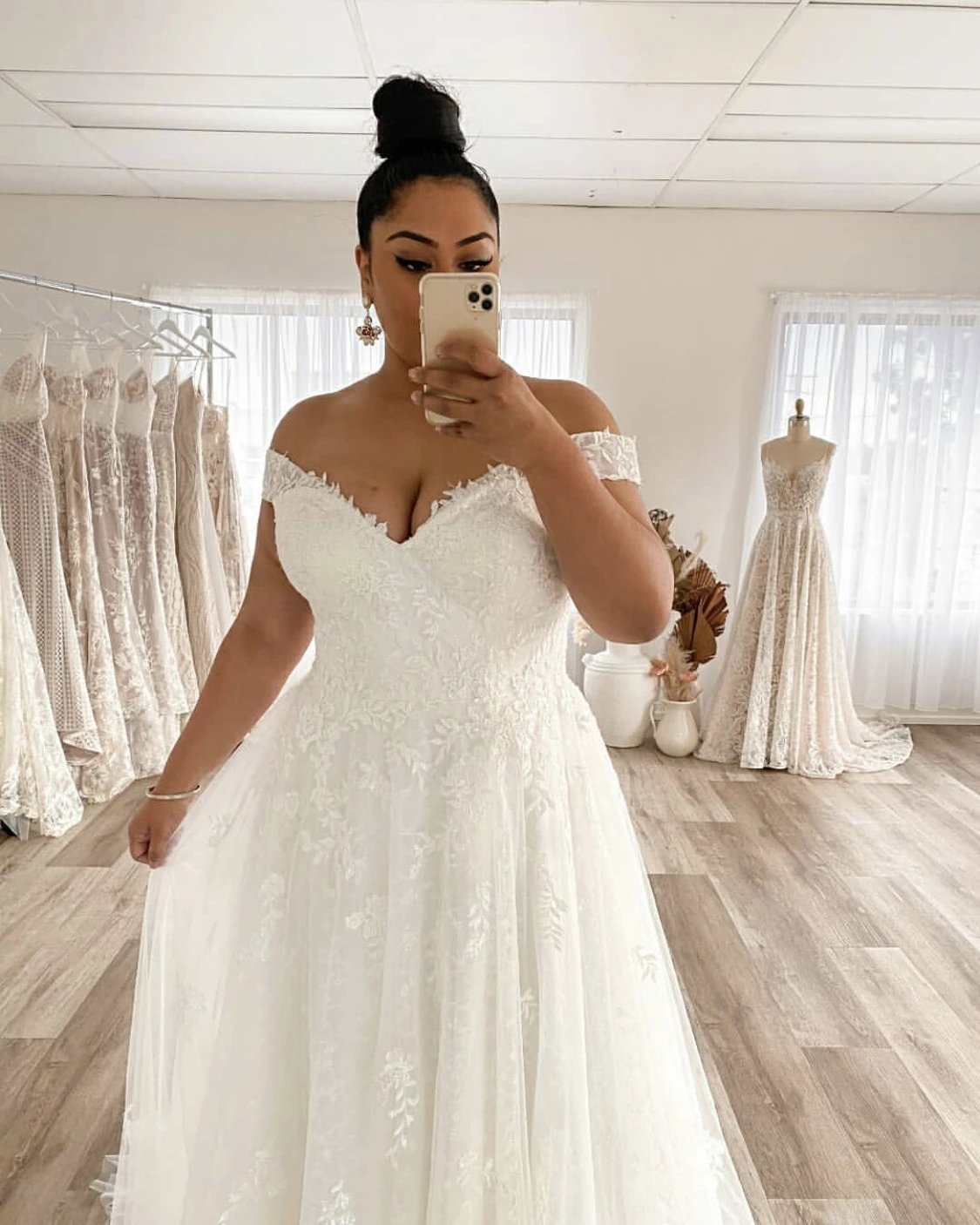 Wedding Dress Plus Size A-Line Off The Shoulder Lace Applique Tulle Backless Sweep Train Gown