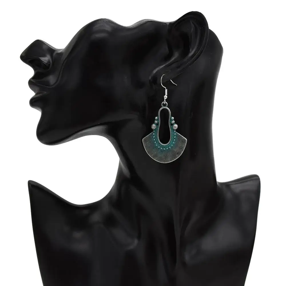 

Punk Metal Earring Halloween Day Vintage Carved Bone Skull Skeleton Hands Earrings Big Punk Men Women Ear Jewelry