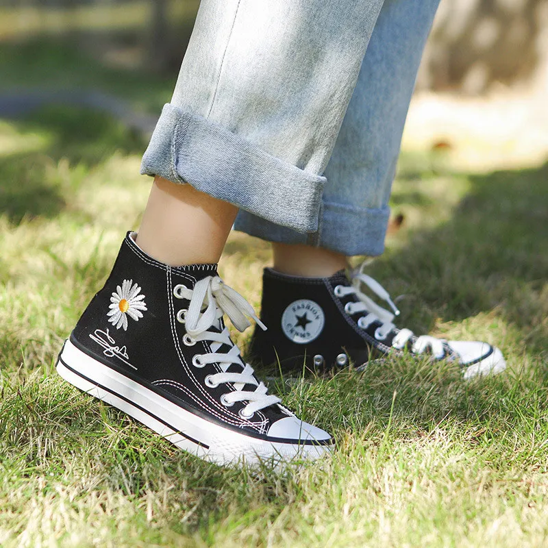 

Women Canvas Shoes Daisy Embroidery Couple Casual shoes High Top Sneakers women Fashion Soft flat walking shoes