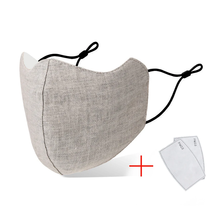 Gros plan sur un masque réutilisable en tissu, montrant les coutures et les attaches élastiques.