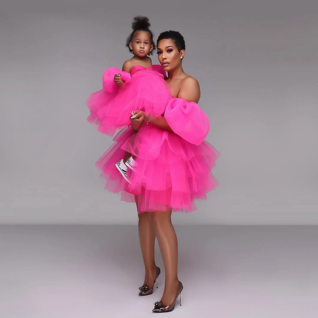 

Короткие фатиновые платья для мамы и дочки, очень пышные платья с рукавами-крылышками, милой длиной, мини-платья с оборками в несколько рядов, изготовленные на заказ