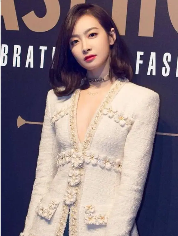 Весна/осень Женская Роскошная твидовая куртка с глубоким v-образным вырезом и объемным цветком из бисера приталенное пальто элегантная Дизайнерская верхняя одежда для подиума - Цвет: Бежевый