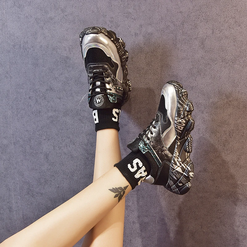 Г. Новые осенние женские кроссовки на платформе, женская модная удобная тренировочная обувь на шнуровке, тренировочная обувь с рисунком граффити, женская обувь - Цвет: Серебристый