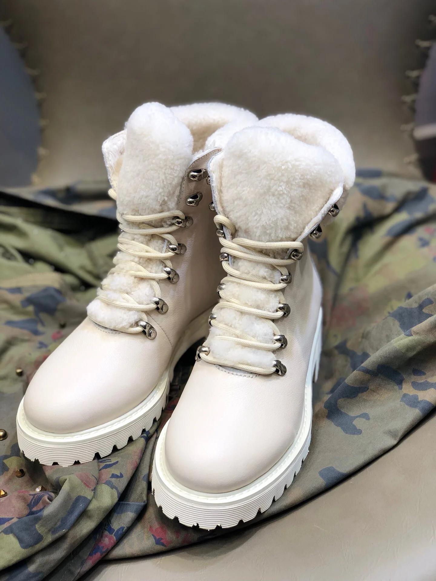 Зимние белые женские ботинки на высокой платформе; Новые Ботинки martin из натуральной кожи со шнуровкой для отдыха; модные удобные шерстяные теплые ботиночки