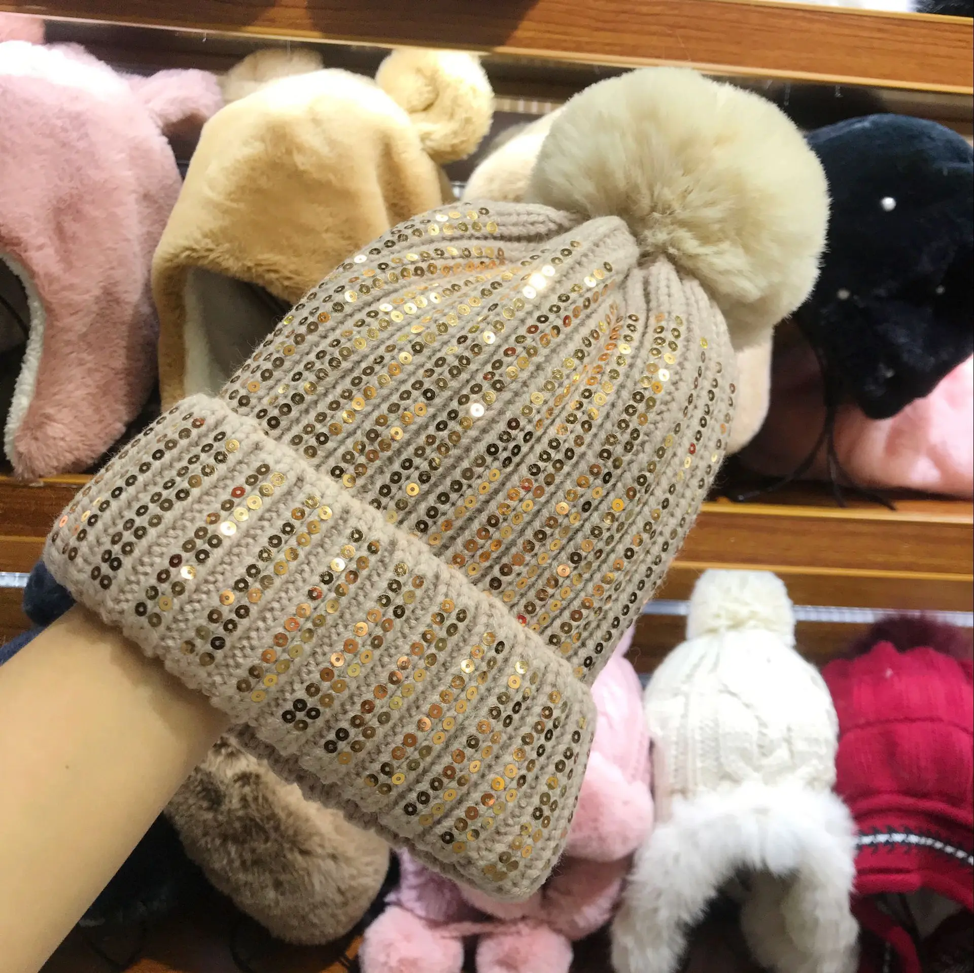 Beige Женская однотонная шапочка с золотыми блестками, повторяющийся и помпон с искуственным мехом, женская теплая зимняя шапка, женщины и девочки, ребристые розовые шляпы цвета слоновой кости - Цвет: Beige