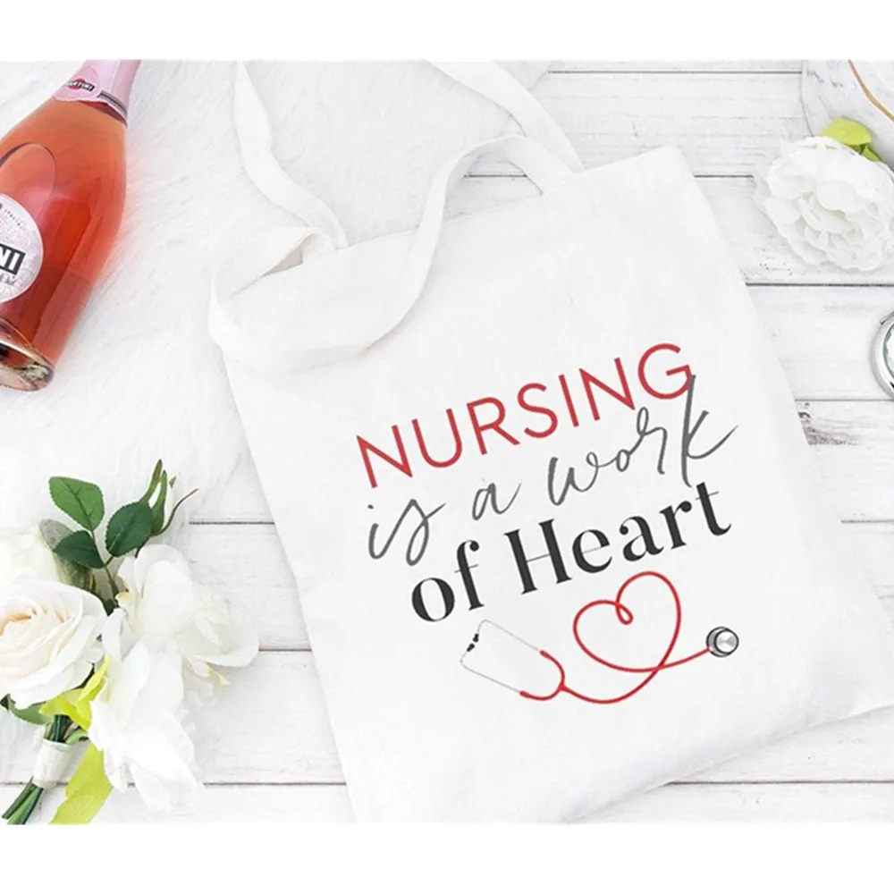 Персонализированная медсестра-это сумка-тоут с сердцем медсестры RN подарок