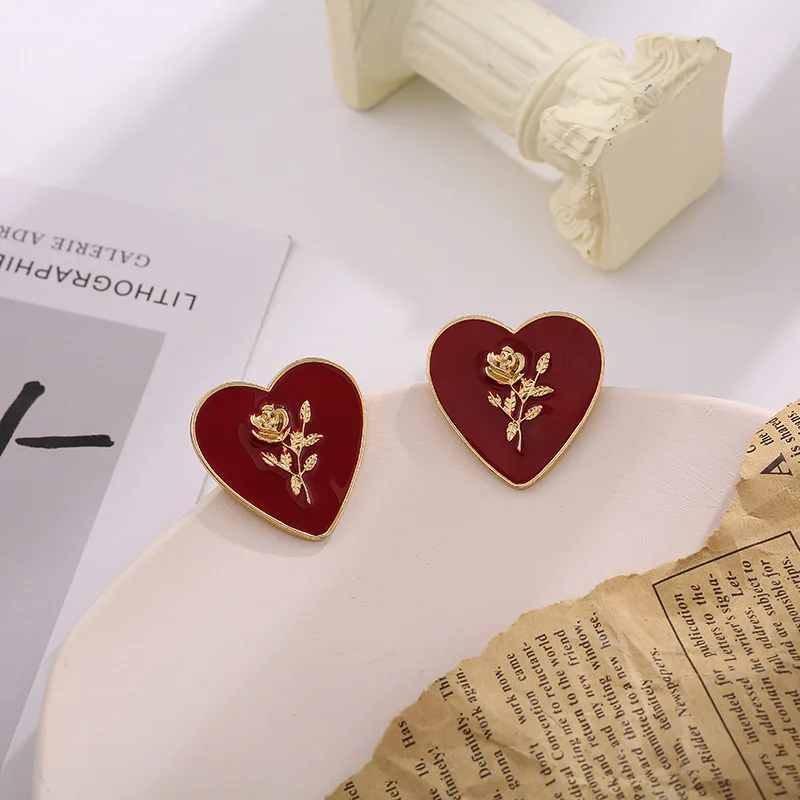 

Fashion Korea Minimalist Style Red Rose Stud Earrings for Women Jewelry Zinc Alloy Temperament Retro Heart Earrings Push-back