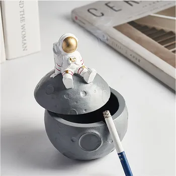

Nordic Style Resin Astronaut Ashtray with Lid, Modern Household Anti-Fly Ash Cigar Ashtray Desk Ornaments