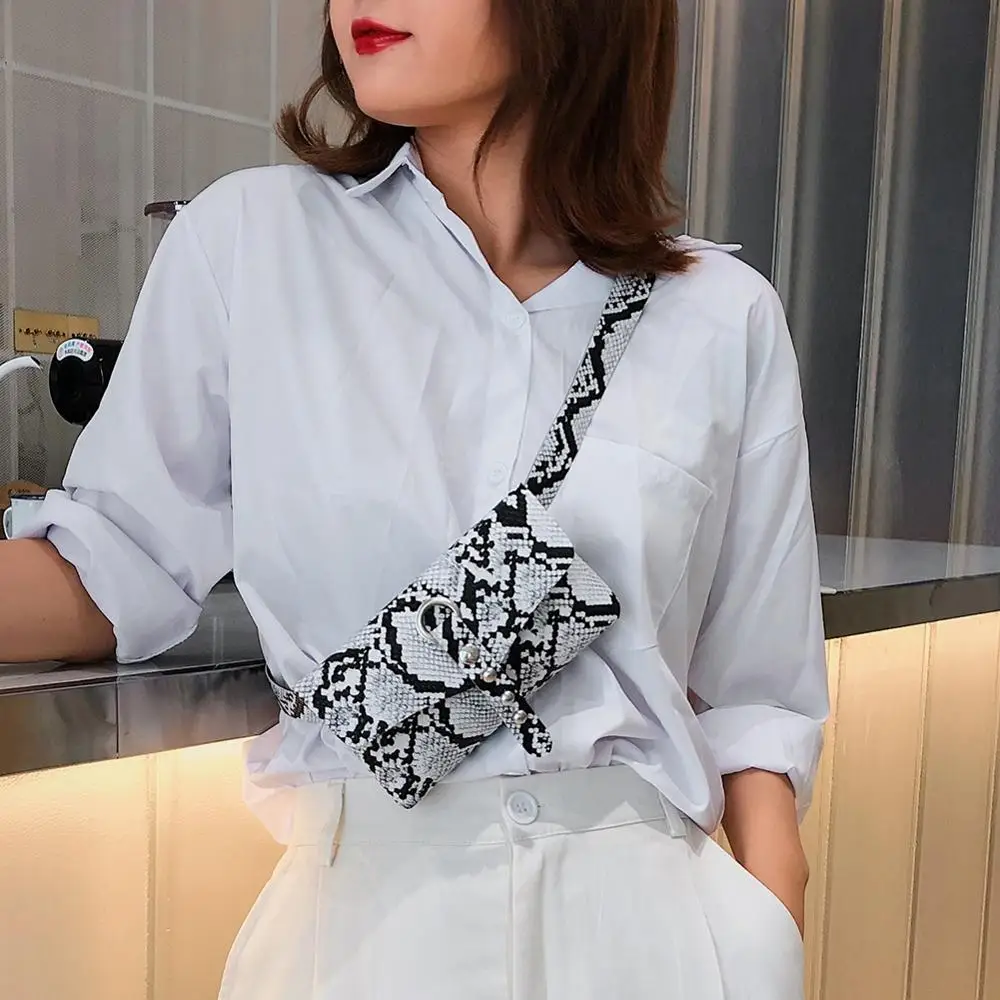 Женская поясная сумка с заклепками и змеиным принтом повседневная через плечо из