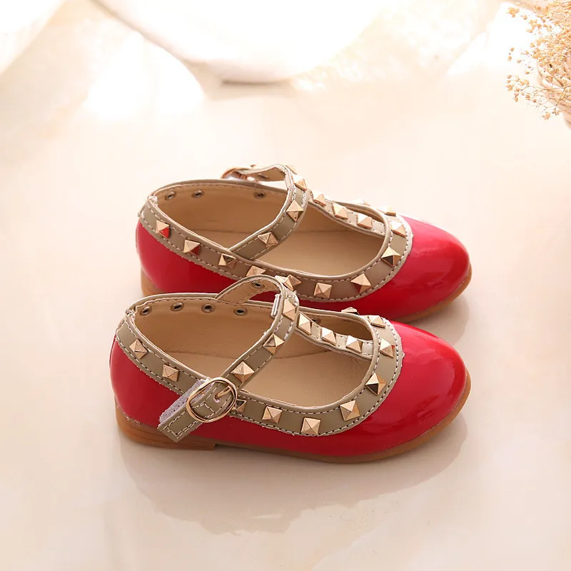 Детская обувь на плоской подошве с Т-образным ремешком для маленьких девочек; Высококачественная блестящая обувь; сандалии принцессы для девочек